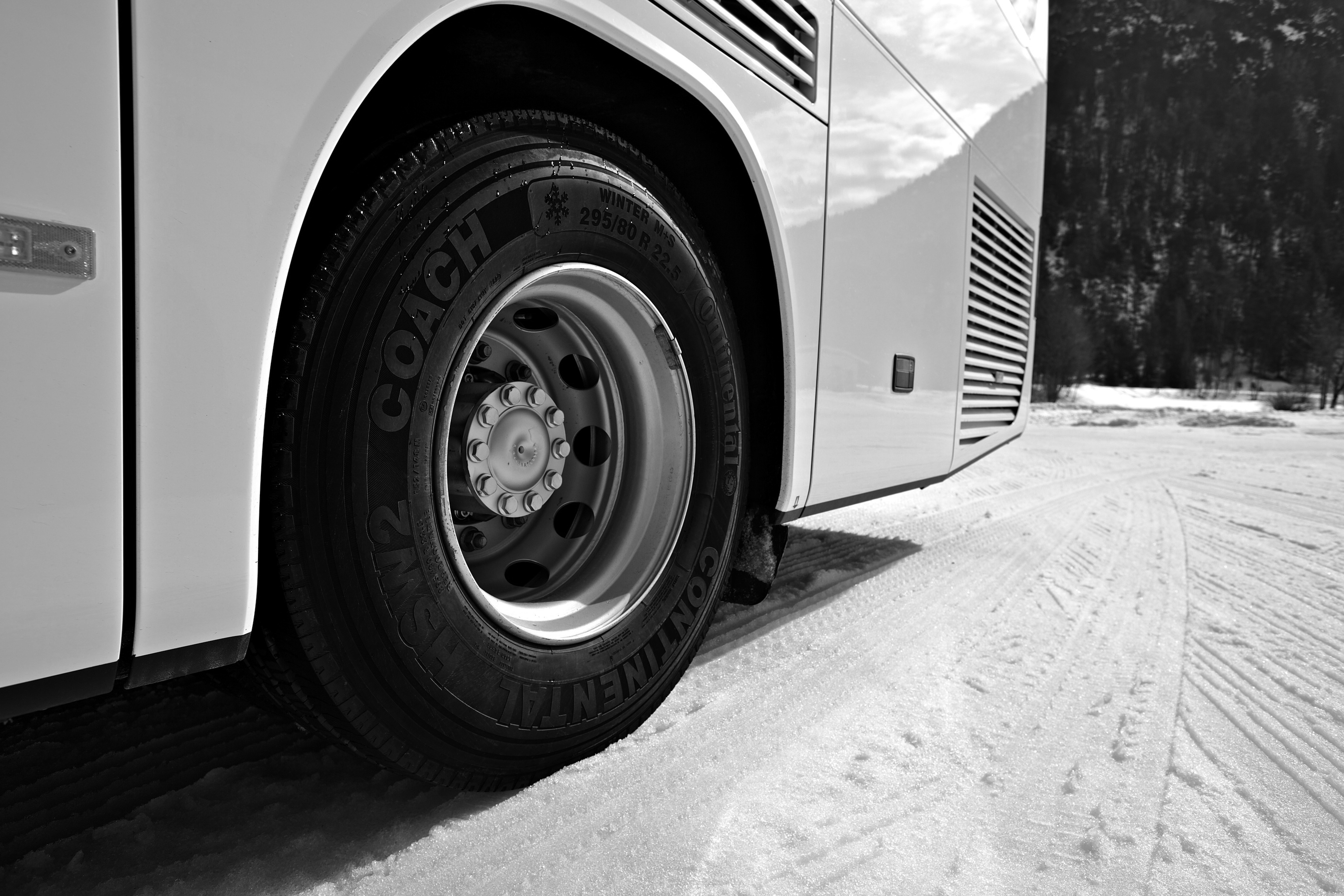 Можно колеса автобус. Continental hsw2. Continental hsw2 coach. Колесо автобуса. Зимняя резина на автобус.